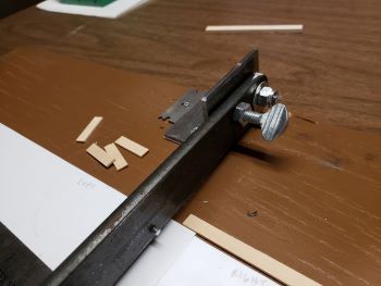thumbscrew on handle for lockdown